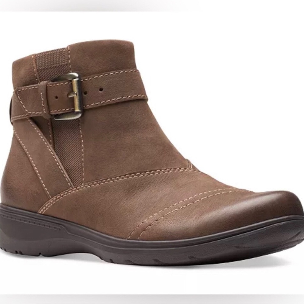 NWOT Clarks Collection Carleigh Dalia Ankle
Boots Taupe Nubuck Leather 8.5 or 8